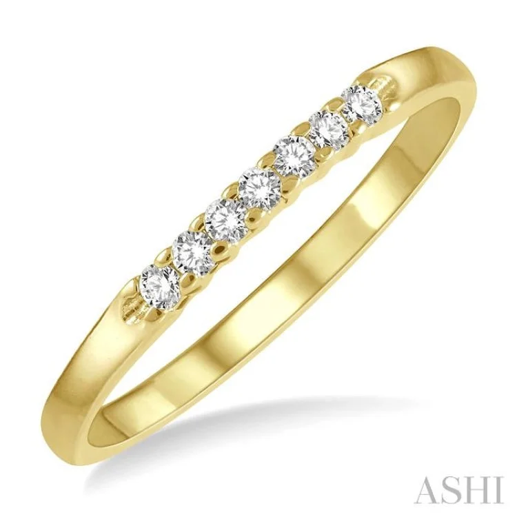 1/10 ctw 7Stones Round Cut Diamond Wedding Band in 14K Yellow Gold